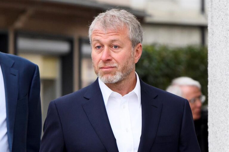 Roman Abramovich sufriría síntomas de envenenamiento tras reunión en Kiev