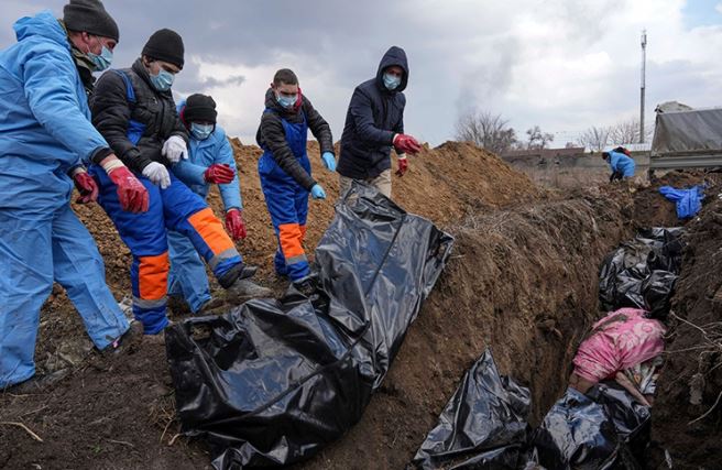 Crisis en Ucrania: Entierran cuerpos en fosas comunes tras ataque en Mariupol