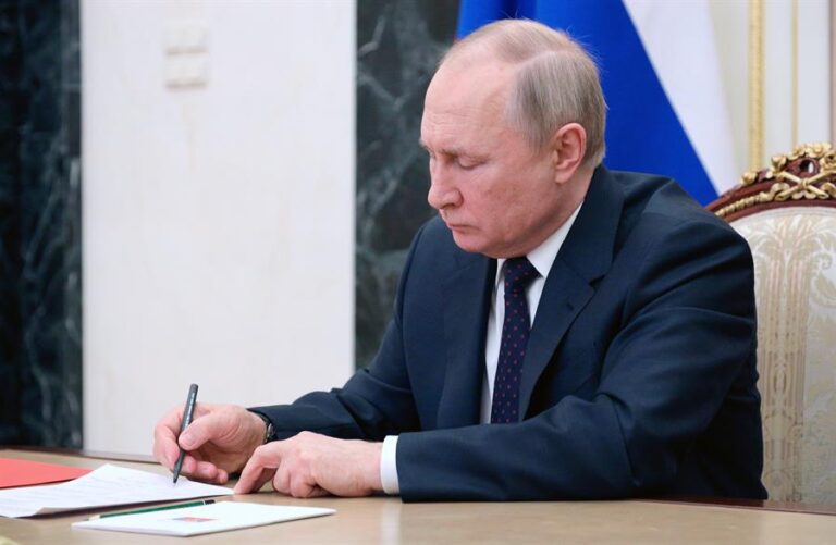 Vladimir Putin acusa a Kiev de empantanar las negociaciones con 