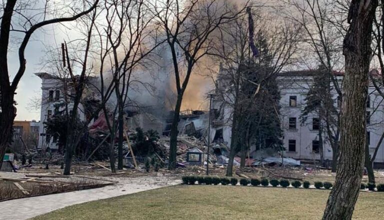 Bombardeos en Ucrania: Sobrevivientes emergen desde los escombros del teatro atacado en Mariupol