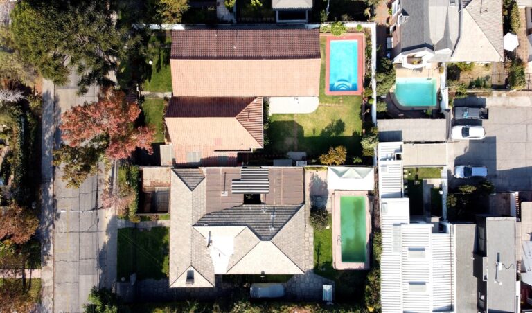 Las Condes casi dobla el de Maipú: Comunas del sector oriente tienen el mayor consumo percápita de agua potable en la RM