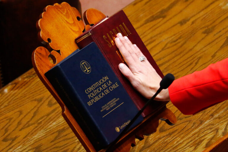 Convencionales Ruth Hurtado y Cristóbal Andrade piden habilitar espacio para orar y leer la Biblia en la CC