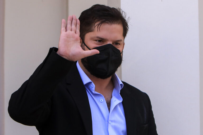 Primeras medidas de Boric incluyen topes de sueldos y restricción de contratación de familiares en el Gobierno