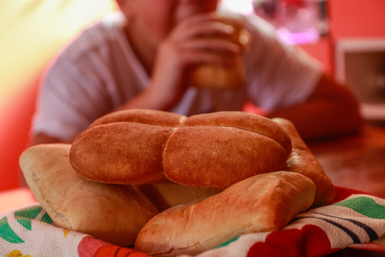 Preocupación por alza de la harina: Precio del pan podría alcanzar los $2.500