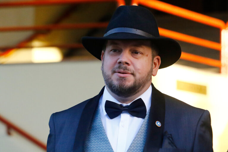 Johannes Kaiser comenzó intervención en la Cámara en alemán: 