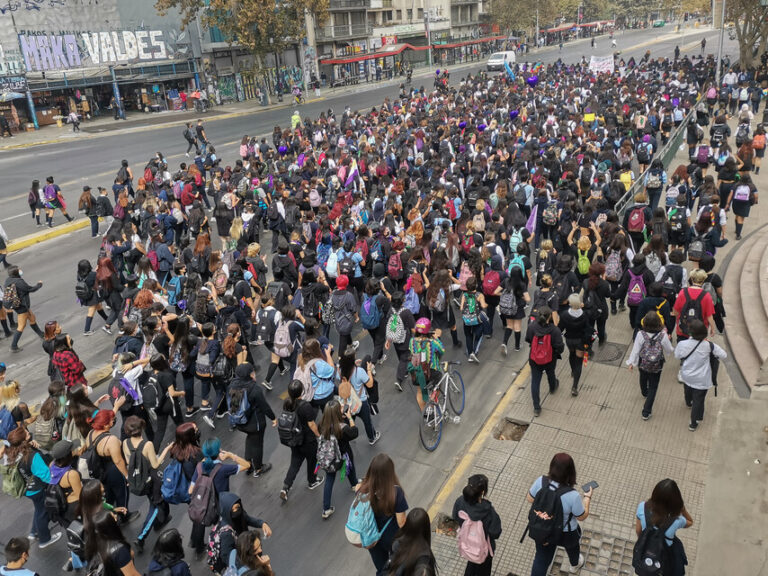 Estudiantes se manifiestan a las afueras del Instituto Nacional tras denuncias de acoso sexual en el establecimiento
