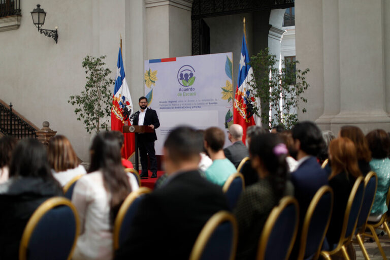 Tratado de Escazú: ¿Cómo queda Chile en caso de aprobarse el proyecto firmado por el pdte. Boric?