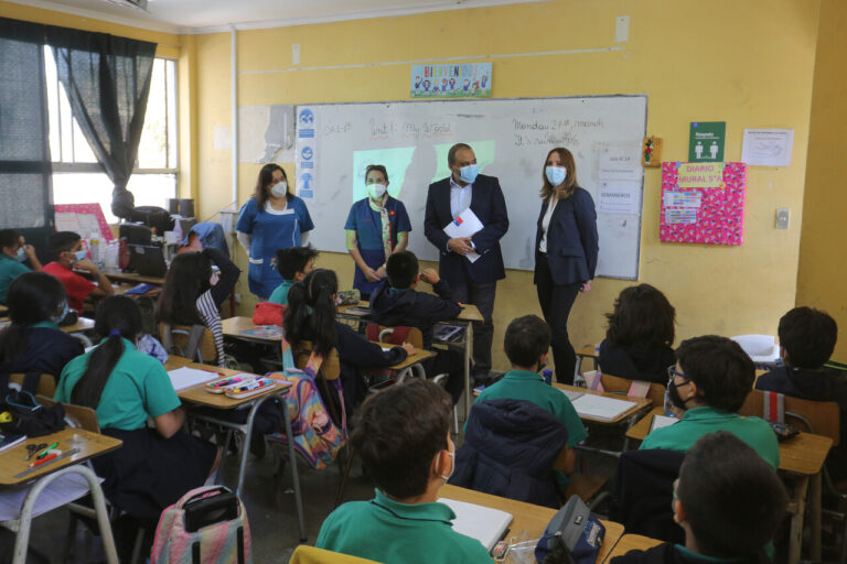 Mineduc y Minsal presentan nuevas medidas para el manejo del COVID-19 en colegios