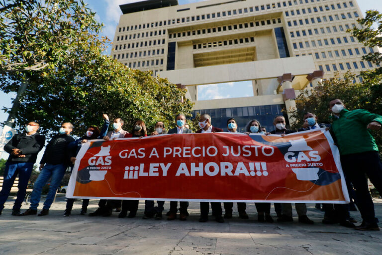 Alcaldes piden acelerar tramitación del proyecto que permitiría a municipios vender gas 