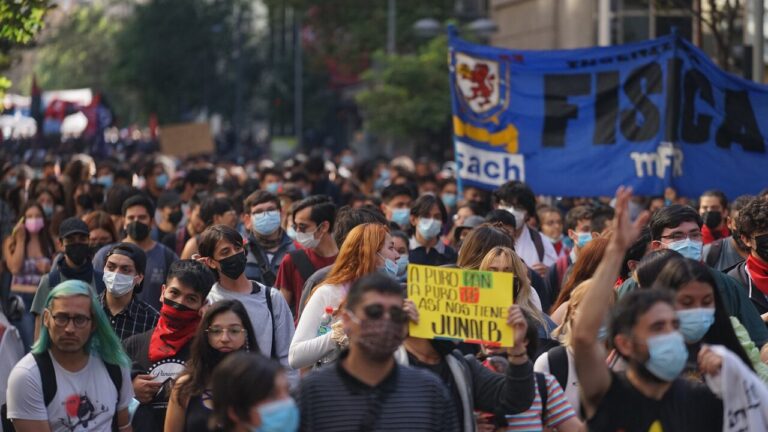 Monsalve confirma que joven fue baleado por Carabineros en marcha de la Confech y pide sumario