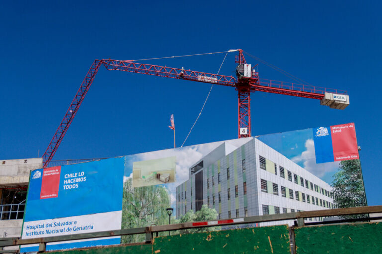 Colapso de grúa en obras del nuevo hospital Salvador dejó a dos trabajadores lesionados