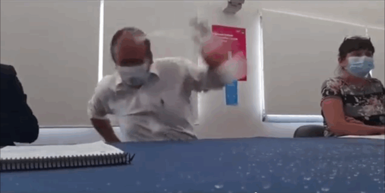 Gobernador Díaz sufrió agresión en reunión por central hidroeléctrica: Le lanzaron agua con un jarro