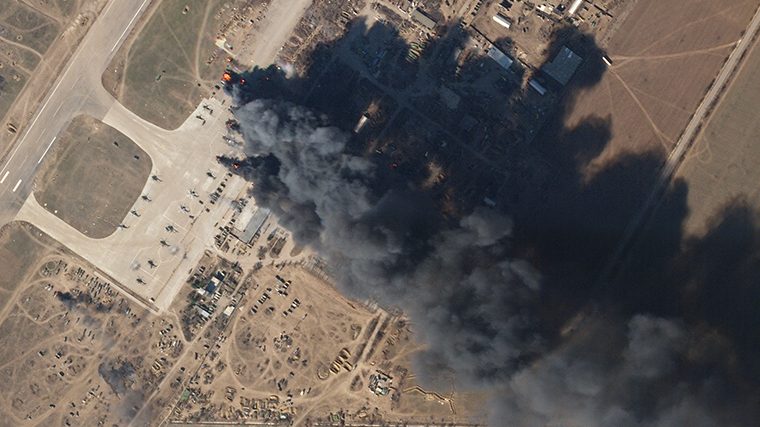 Al menos 3 helicópteros militares rusos explotaron tras ataque ucraniano en el aeropuerto de Jersón
