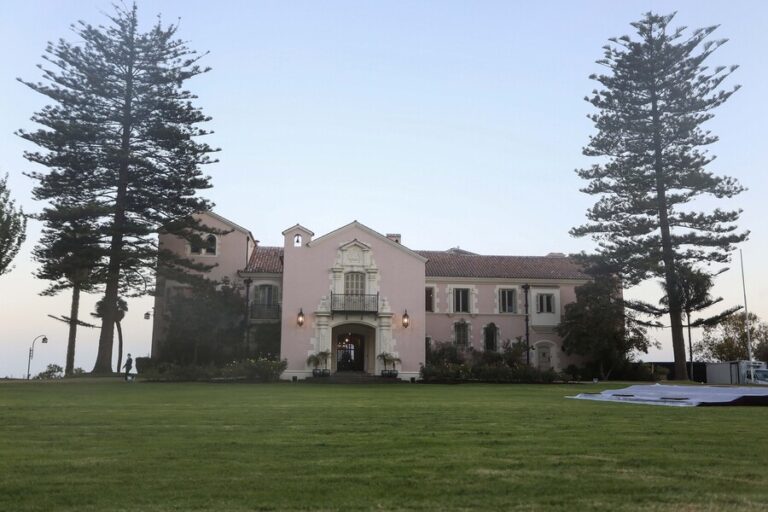 Presidente Boric encabeza primera cumbre oficialista con ministros y parlamentarios en Cerro Castillo