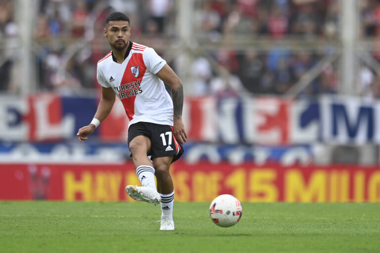 Paulo Díaz le dio el triunfo por la cuenta mínima al River Plate con un cabezazo en su visita a San Lorenzo