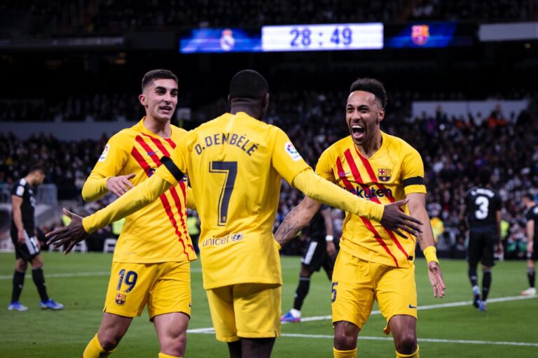 Barcelona recupera fuerzas tras golear por 4-0 a un inoperante Real Madrid en el clásico español