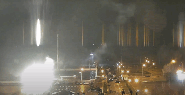 Incendio en planta nuclear de Ucrania: Canciller afirma que ejército ruso mantiene ataque 