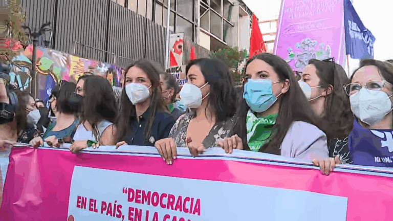 Futuras ministras marcharon por la Alameda en un nuevo 8M