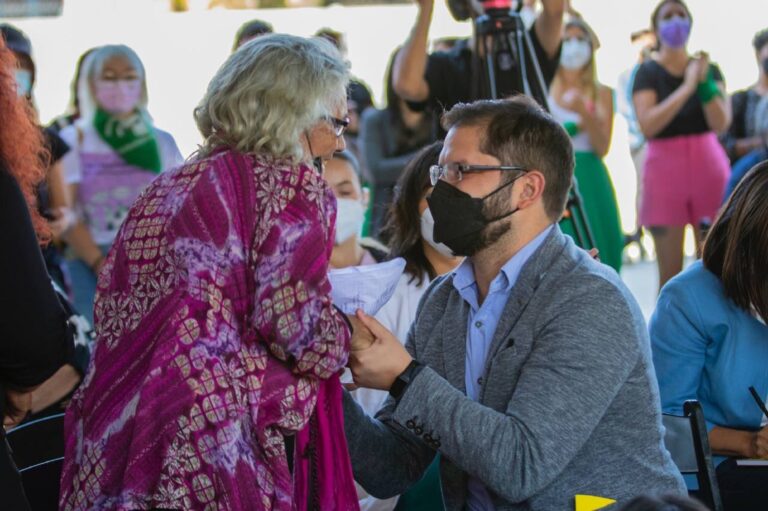 “La Batucana es rebeldía”: Gabriel Boric escribe emotivo poema a reconocida poetisa