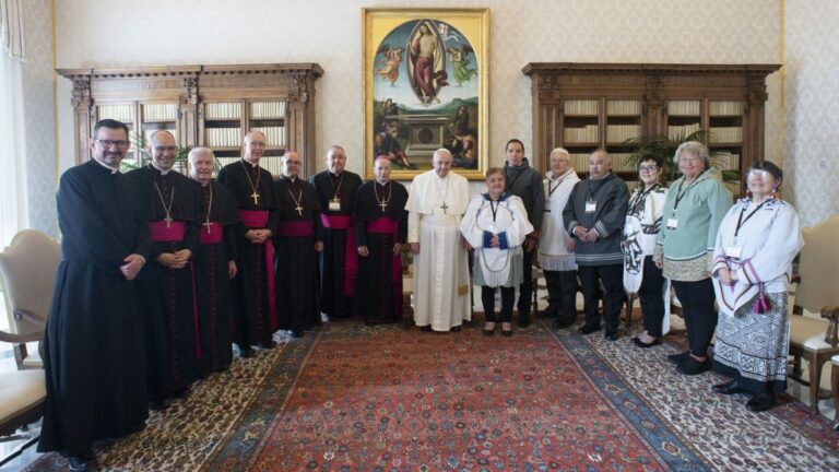 En reunión del Papa Francisco: Líderes indígenas canadienses presionan por una disculpa a propósito de las escuelas residenciales