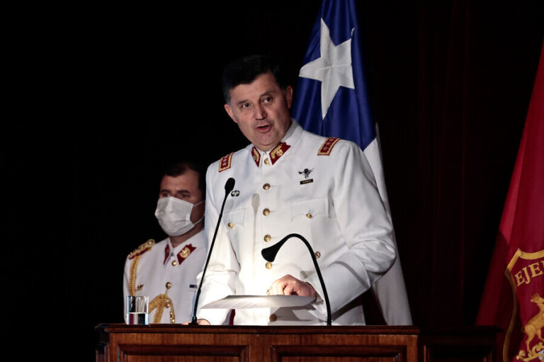 Ricardo Martínez presentó su renuncia como comandante en jefe del Ejército: 