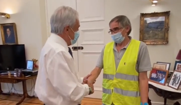 Presidente Piñera publicó que abuelo de quien le lanzó agua le pidió disculpas