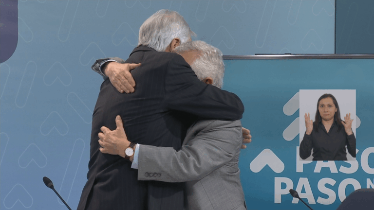 El emotivo abrazo entre Piñera y Paris durante su última aparición en el balance del Minsal