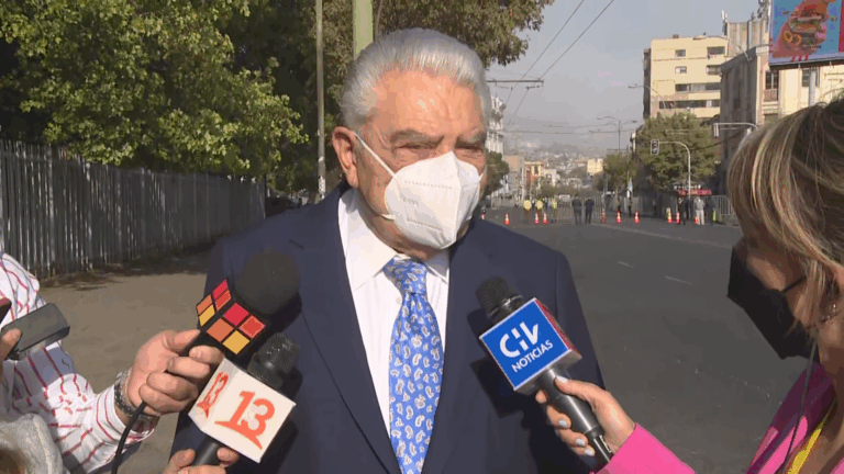 Don Francisco llegó al cambio de mando: 