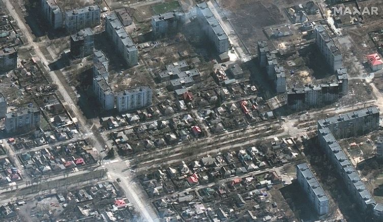 Vehículos militares y posiciones de artillería: Imágenes muestran tropas rusas atrincheradas cerca de Mariupol