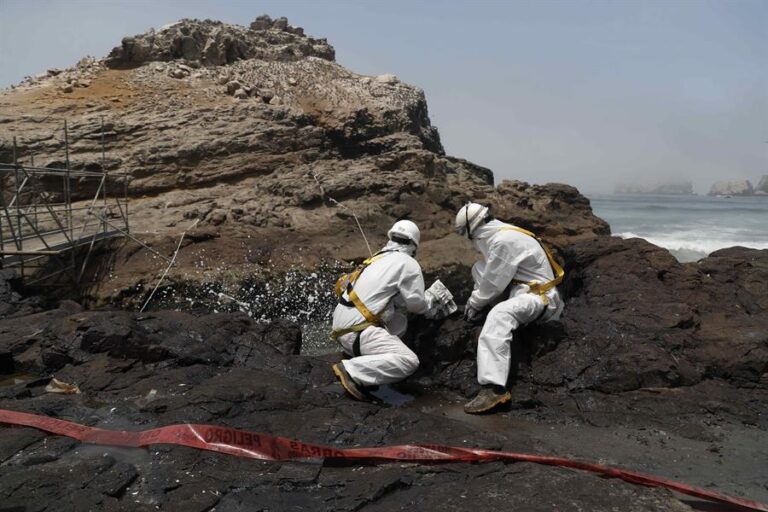 Perú abre proceso sancionador a Repsol tras derrame de petróleo