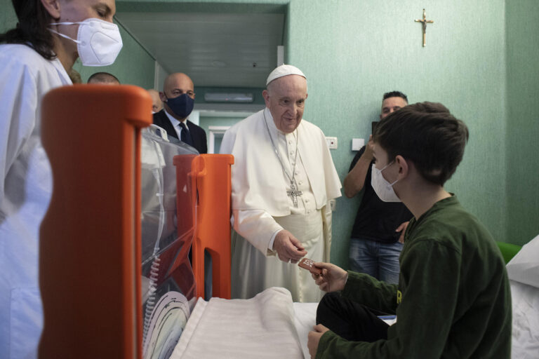 Papa Francisco visitó a niños ucranianos hospitalizados en Roma