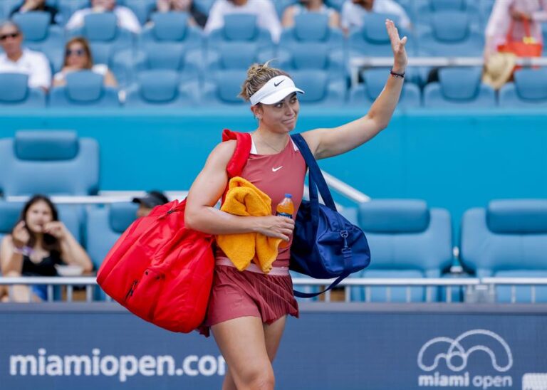 Solo estuvo 17 minutos en cancha: Badosa abandonó entre lágrimas su partido frente a Pegula en Miami