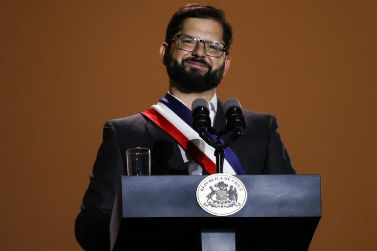 Cadem: Desaprobación de presidente Boric aumenta 10 puntos y 57% reprueba designación de Bárbara Figueroa