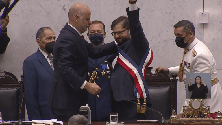 Así fue el momento en que Gabriel Boric recibió la banda y se convirtió en presidente de Chile