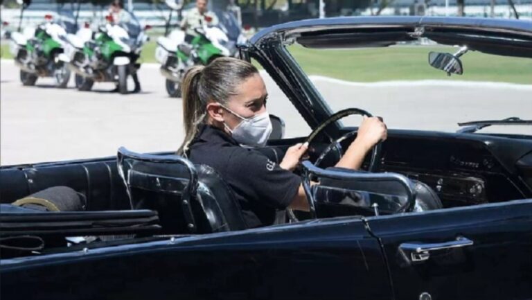 Por primera vez en la historia: Ford Galaxie que llevará a Boric a La Moneda será manejado por una mujer