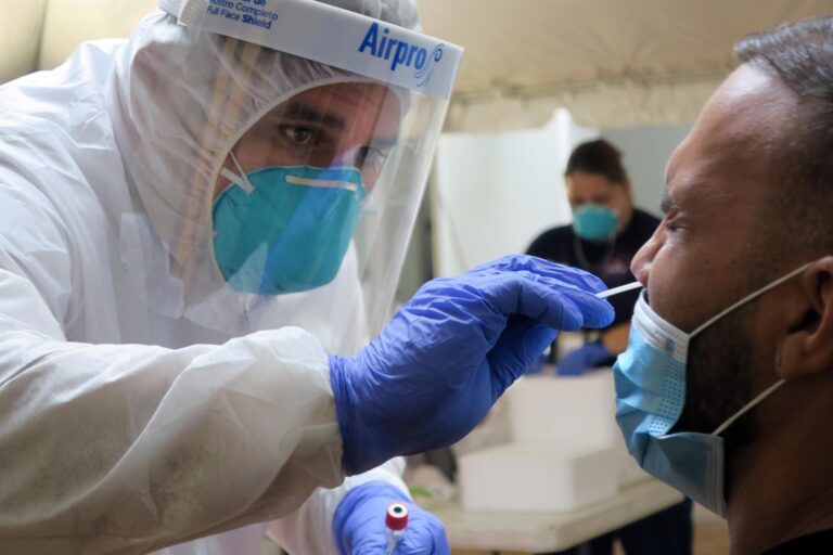 Bombardeo a hospitales y falta de vacunación: La guerra entre Rusia y Ucrania podría empeorar la pandemia