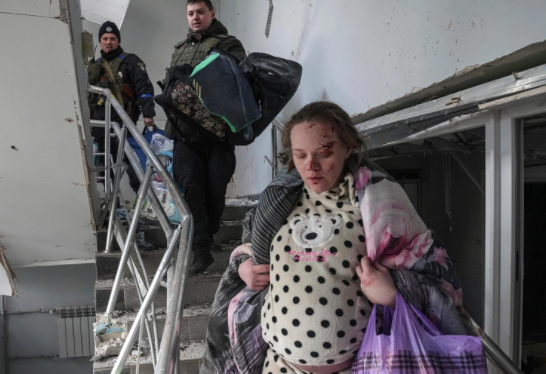 Reportan que mujer embarazada que sobrevivió al atentado de Mariupol dio a luz