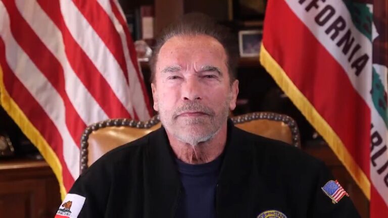 Schwarzenegger insta a los rusos a superar la desinformación del gobierno: 