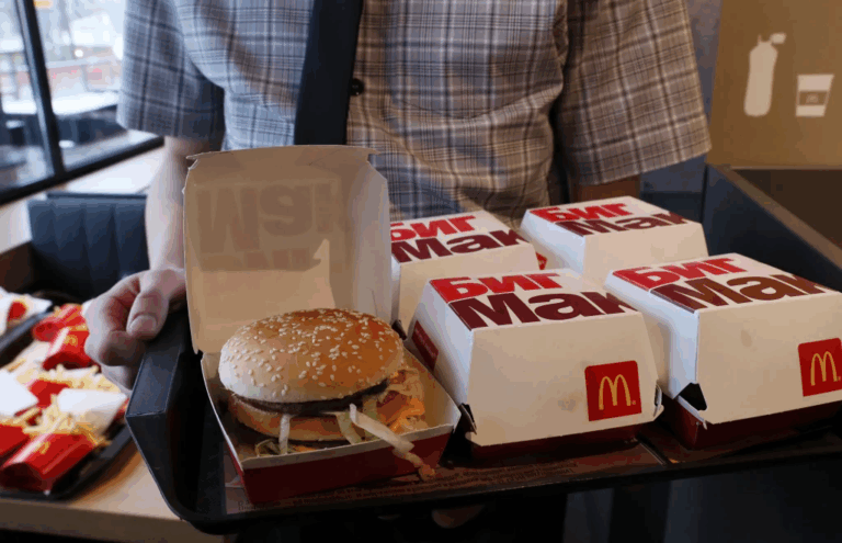 McDonald's se suma a otras empresas occidentales y decide cerrar temporalmente todos sus restaurantes en Rusia