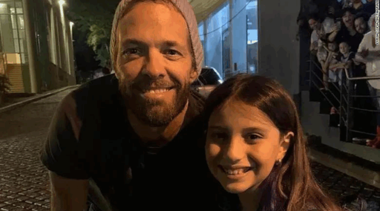 Seguidora de Foo Fighters de 9 años conoció y tocó para Taylor Hawkins, tres días antes de su muerte