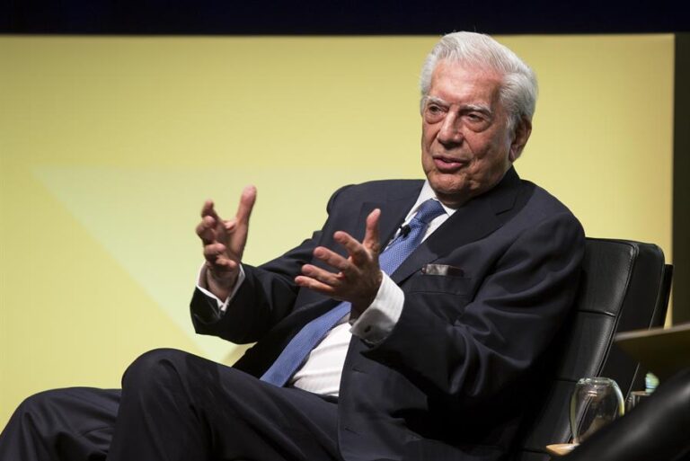 Mario Vargas Llosa fue hospitalizado tras contagiarse de COVID-19, pero 