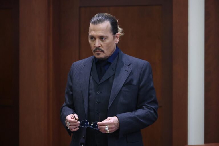 Johnny Depp dice que Amber Heard dejó heces fecales en su lado de la cama