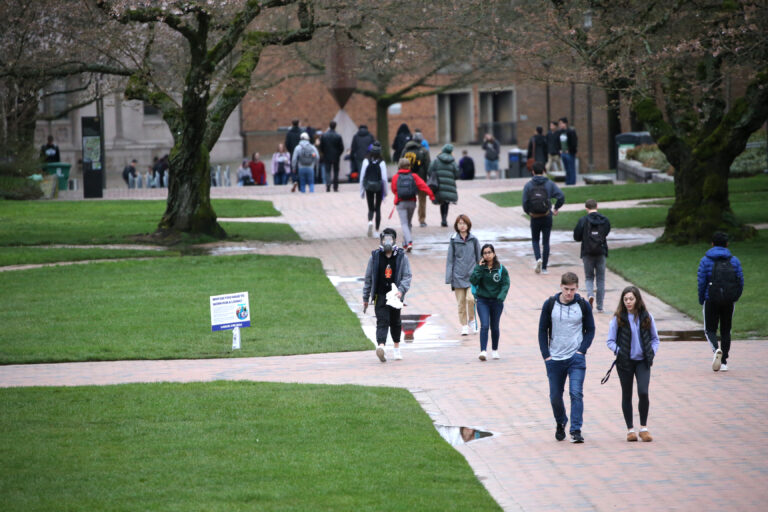 La deuda estudiantil de 3,6 millones de personas podría ser perdonada en Estados Unidos