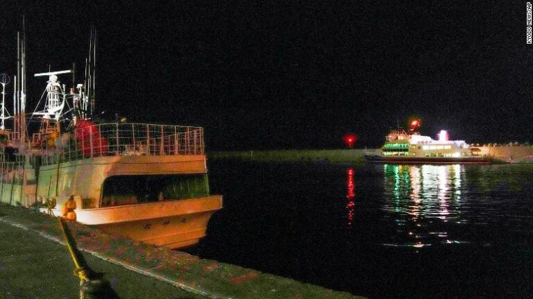 Japón: Barco turístico desapareció con 26 personas a bordo