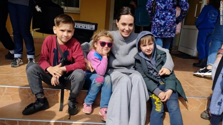 Angelina Jolie visitó a los residentes de un internado e institución médica en Ucrania