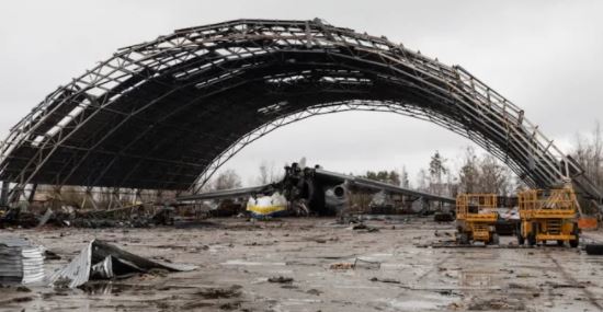 Ucrania: Estas fotos muestran la destrucción del Antonov AN-225, el avión más grande del mundo