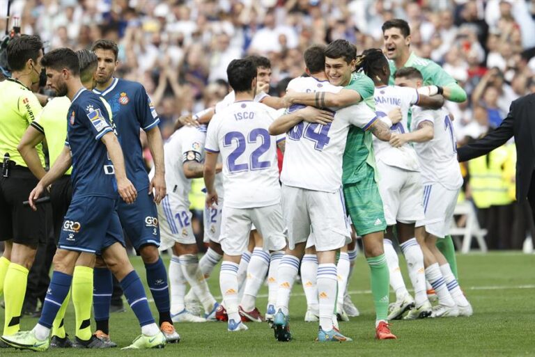 Real Madrid se proclamó campeón de la Liga Española tras vencer por 4-0 al Espanyol en el Bernabéu
