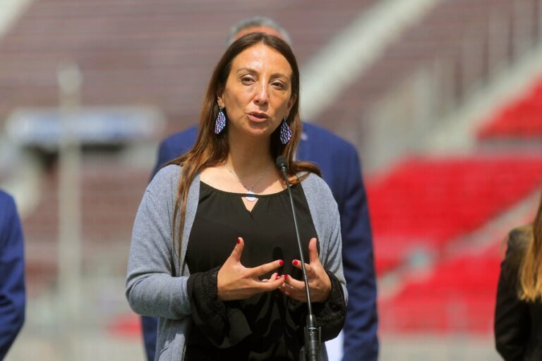 Hinchas dejaron rayados con amenazas de muerte a Cecilia Pérez por su eventual llegada al directorio de Azul Azul