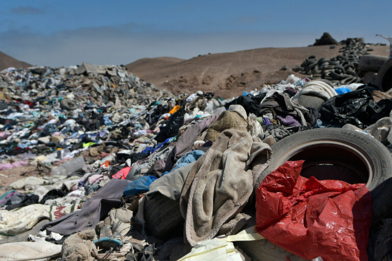 Tribunal Ambiental admite demanda al Fisco y municipio de Alto Hospicio por vertederos ilegales de ropa