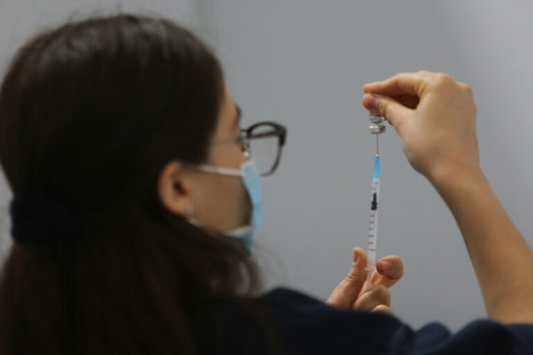 Calendario de vacunación COVID-19: Conoce quiénes pueden recibir su cuarta dosis entre el 11 y 17 de abril